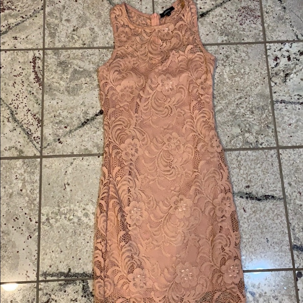 Sleeveless lace pink dress